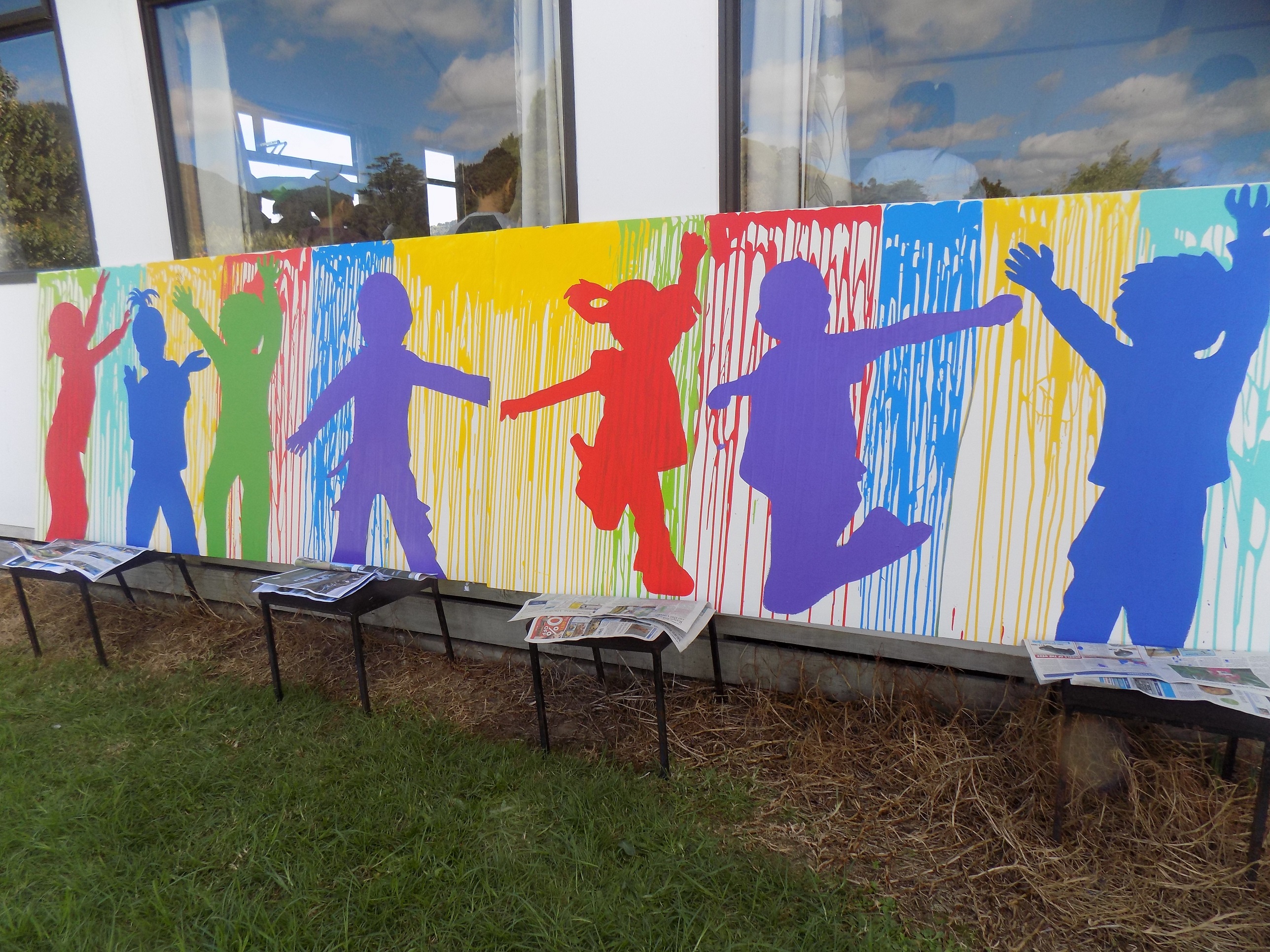 Childrens playground, Kaeo, festival, live art, shillouettes of children, dancing, playing, eenergy, colour, vibrant, dripping paint,